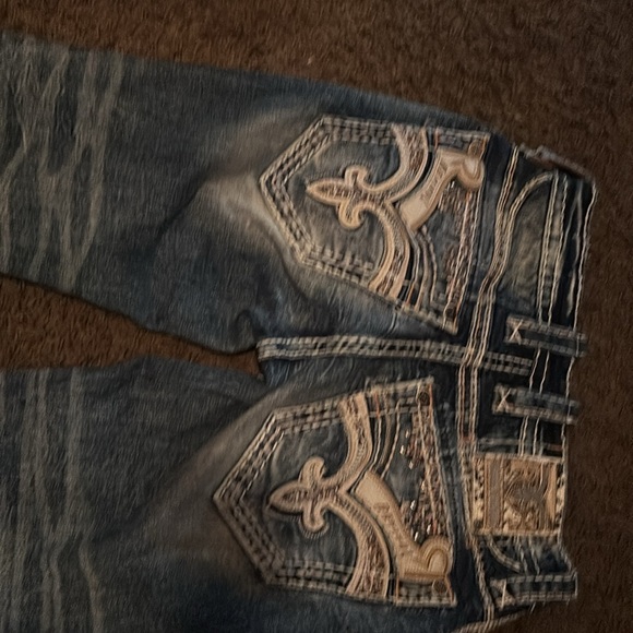 The rock revival jeans are like brand new they have no holes no rips no damage - Picture 3 of 5